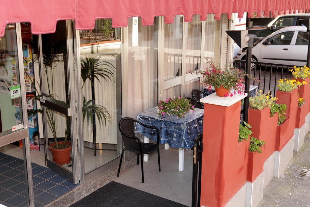 Hotel Saxon Rimini Buitenkant foto
