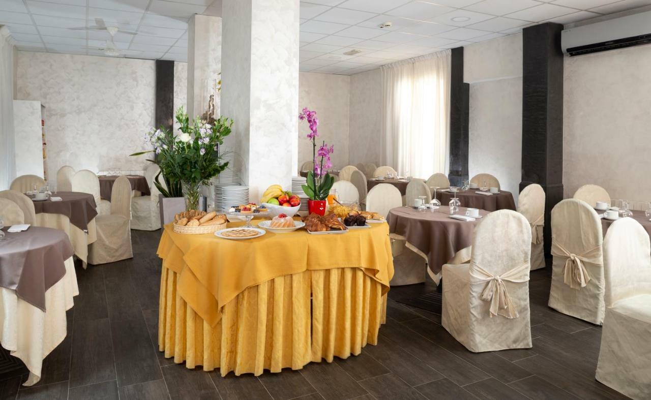 Hotel Saxon Rimini Buitenkant foto